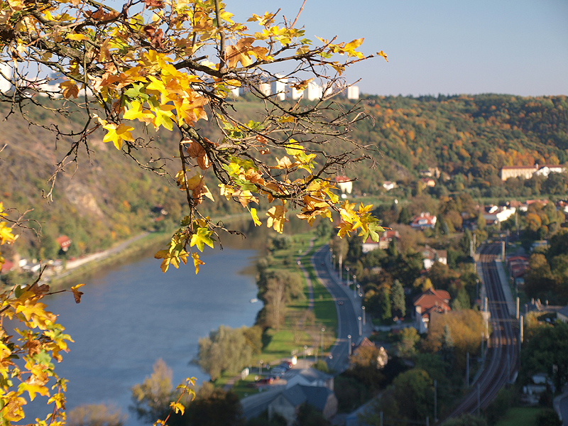 Pohled do údolí Vltavy ze svahů v Suchdole