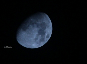 Stáňa Jeřábková - měsíc v černé obloze