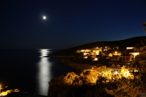 Daleko od domova - Korčula v měsíčním světle