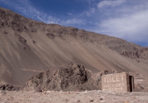 Lidé - veřejné záchodky uprostřed pustiny