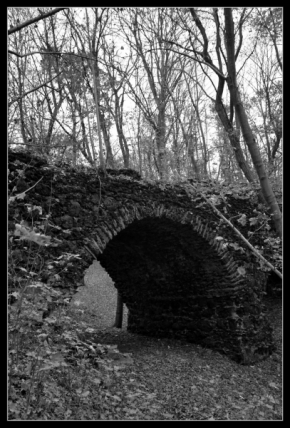 Černobílá fotografie - Pod mostem