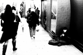 Černobílá fotografie - Potulný hráč v metru