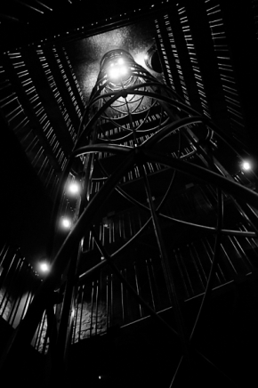 Černobílá fotografie - Výtah ve věži