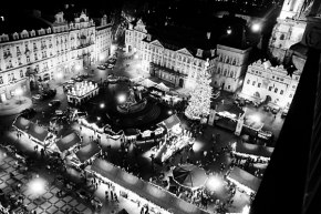 Černobílá fotografie - Vánoční trhy 