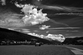 Černobílá fotografie - Alpské údolí