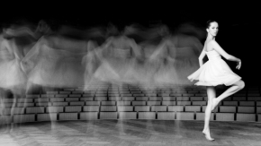 Černobílá fotografie - Ballerina motion II
