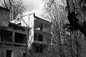 Černobílá fotografie - opustený dom