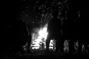 Černobílá fotografie - atmosféra pri ohni
