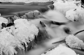 Černobílá fotografie - potok v zime