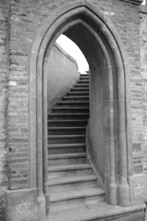 Černobílá fotografie - schody do nebe