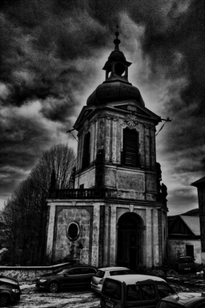 Černobílá fotografie - kostelní věž