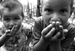 Dětské radosti - Fotograf roku - kreativita - Borůvky nám chutnají
