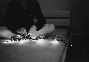 Černobílá fotografie - Vánoční světýlka z filmu