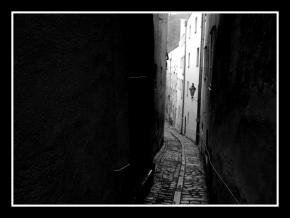 Černobílá fotografie - Stará ulička