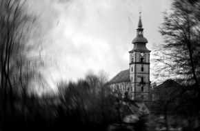 Černobílá fotografie - Kostelní věž