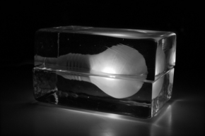 Černobílá fotografie - Stockholmská žárovka v "ledu"