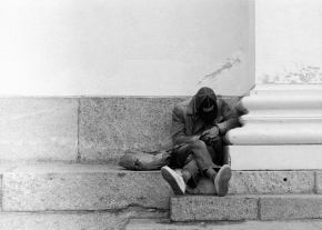 Černobílá fotografie - Bezdomovec v Helsinkách