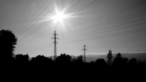 Černobílá fotografie - Zadrátované slunce