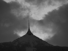 Černobílá fotografie - Ještěd za soumraku