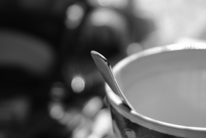 Černobílá fotografie - Spadla lžička do kafíčka