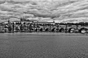 Černobílá fotografie - Pražské zátiší