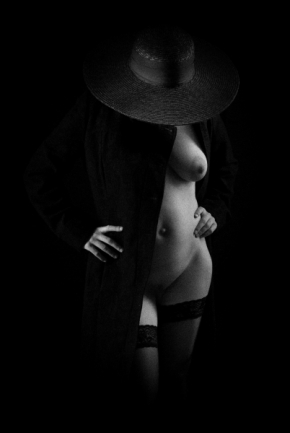 Černobílá fotografie - Dáma v klobouku