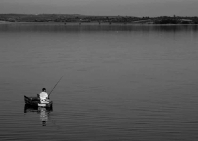 Černobílá fotografie - rybář