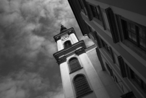 Černobílá fotografie - U kostela