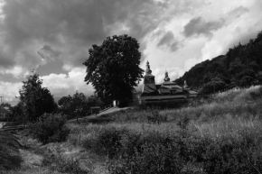 Černobílá fotografie - Kostolík Miroľa