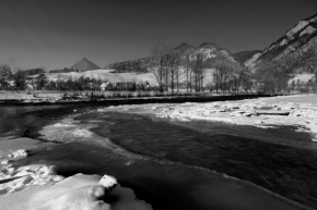 Černobílá fotografie - Dunajec v zime