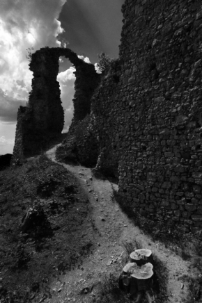 Černobílá fotografie - Hanigovský hrad