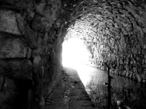 Černobílá fotografie - na konci tunelu