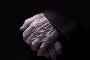 Černobílá fotografie - old hands