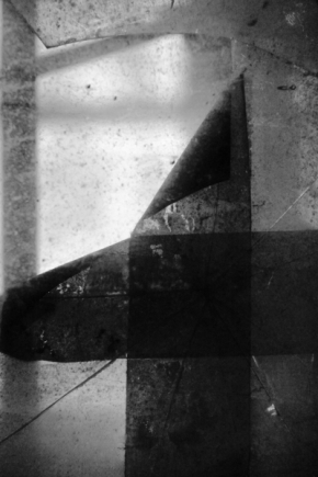 Černobílá fotografie - kříž