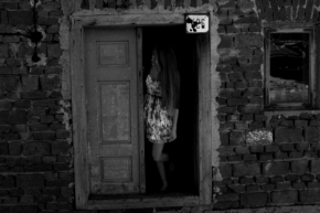 Černobílá fotografie - My door is still open opened.