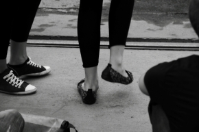 Černobílá fotografie - Iba krok
