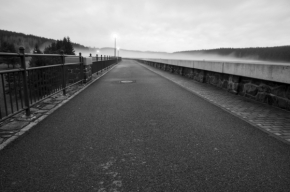 Černobílá fotografie - Mlha nad přehradou