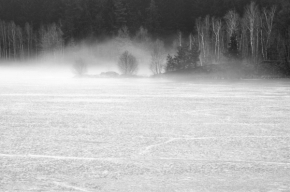 Černobílá fotografie - Mlha nad přehradou II.