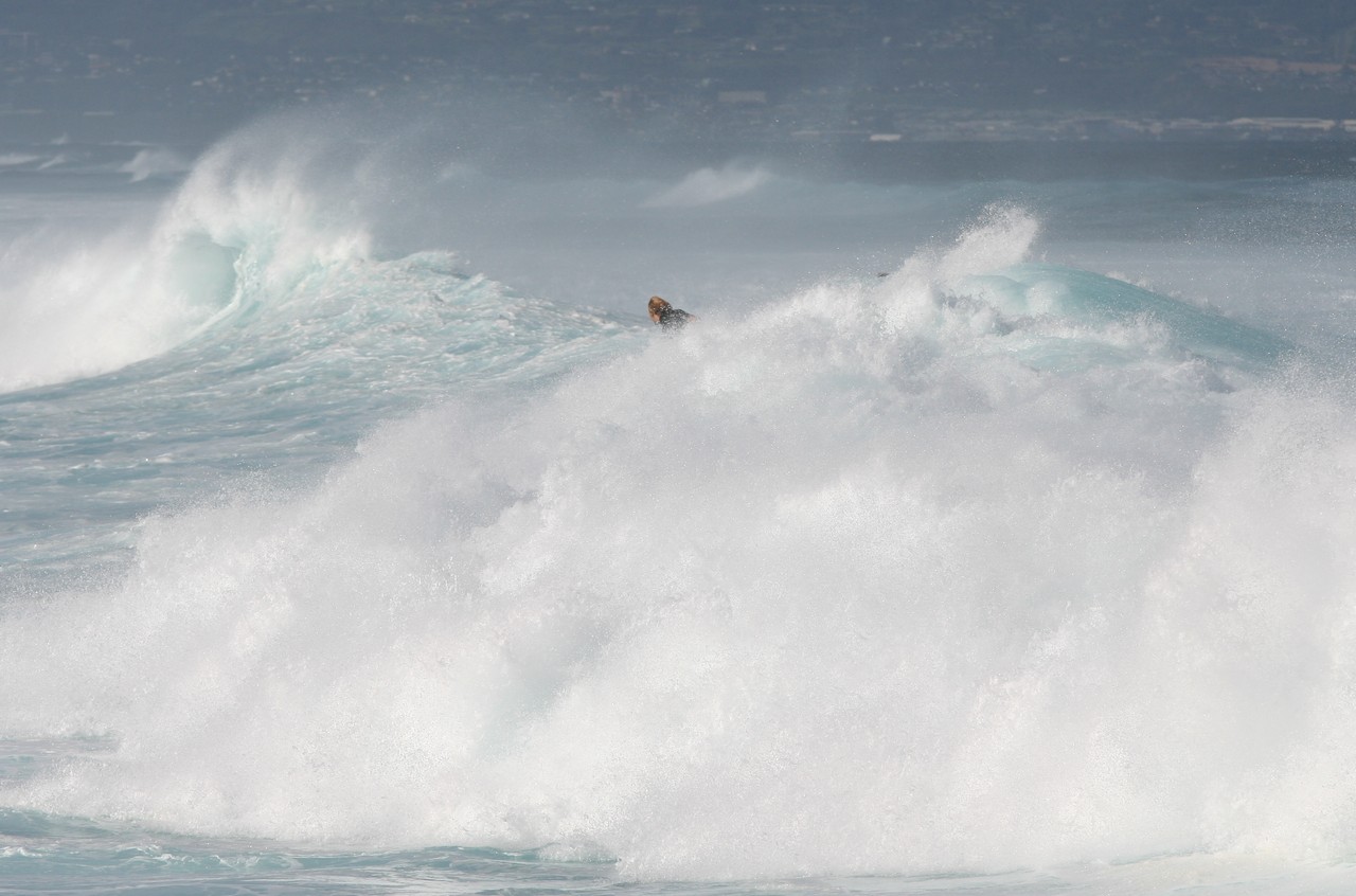 Bouřkové vlnobití zkrocené surfařem