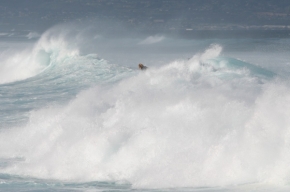 Divoká příroda - Bouřkové vlnobití zkrocené surfařem