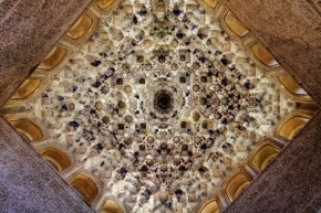 Architektura všech časů - A ceiling in Alhambra