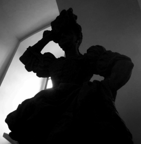 Postava černobíle - Barokní dáma