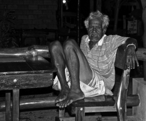 Postava černobíle - Thajsky starec