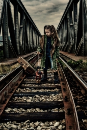 Portréty z cest - Děvčátko na kolejích