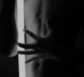 Postava černobíle - Autoportrét těla