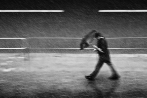 Postava černobíle - Fotograf roku - Kreativita - IV.kolo - V búrke