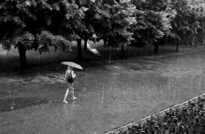 Postava černobíle - Fotograf roku - Kreativita - IV.kolo - v daždi
