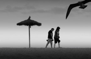 Postava černobíle - Fotograf roku - Kreativita - IV.kolo - Podvečer na pláži