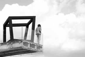 Postava černobíle - Fotograf roku - Kreativita - IV.kolo - S hlavou v oblacích