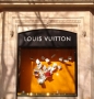 Escaparate de Louis Vuitton Palma de Mallorca de lejos 